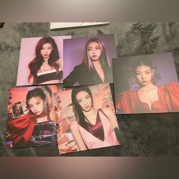 ITZY mini album GUESS WHO - Picture 5 of 8